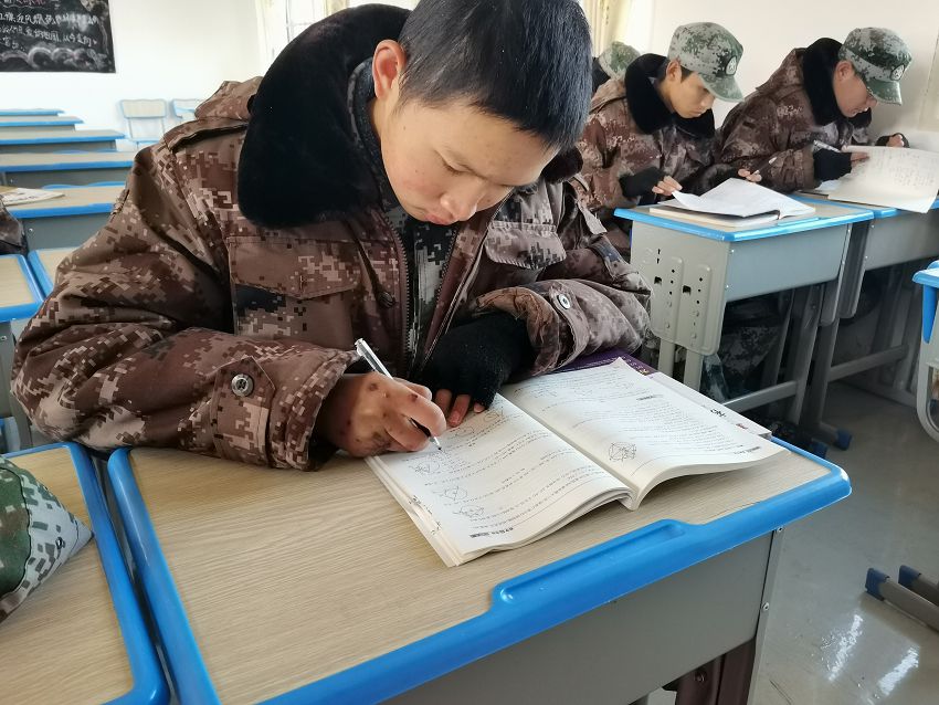 管教叛逆孩子学校建议家长怎么做呢？(图3)