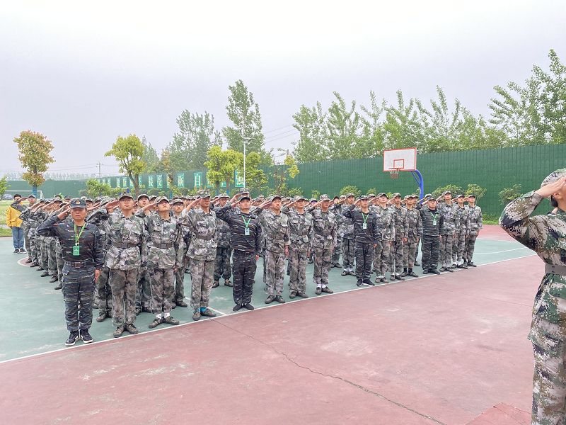 湖北武汉军事化管理学校是怎么改变孩子的？(图1)