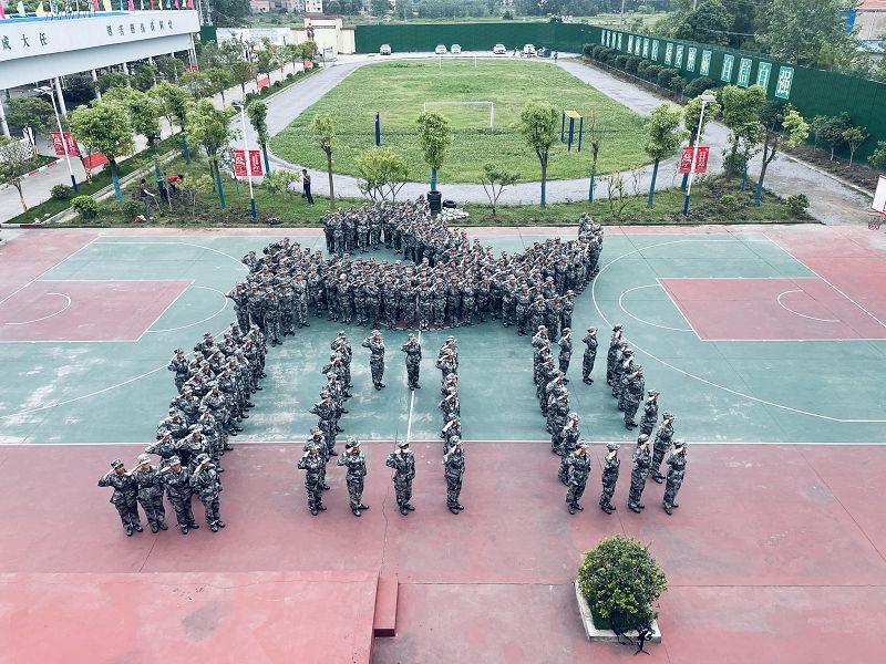   教育学家建议家长在教育孩子时应该注意的两个方面。(图1)