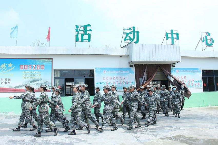  厌学青少年学校怎么帮助孩子家长？